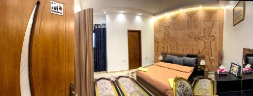 pyramids gold sand inn