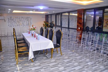 lynna hotel