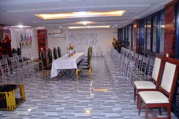lynna hotel