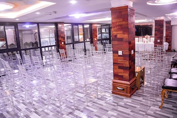 lynna hotel