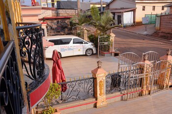lynna hotel
