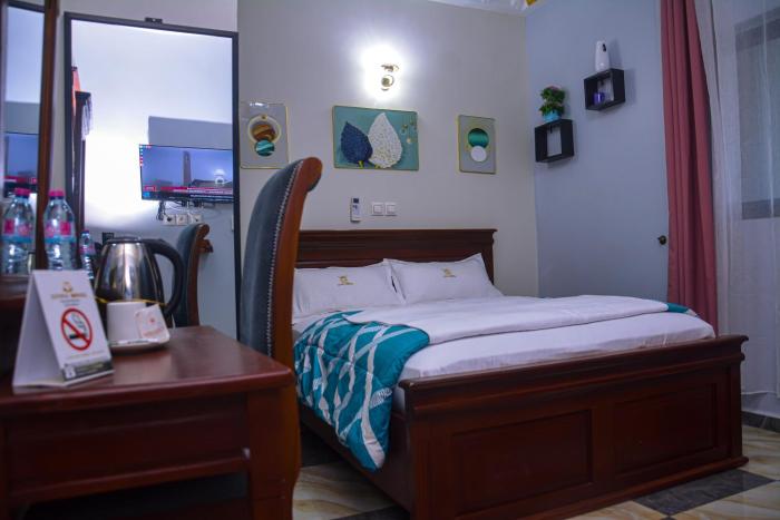 lynna hotel