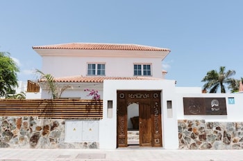 Arena Wave Hostel,,2 star