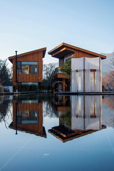 Old River Story Art Mountain Retreat,,4 star