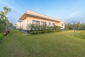 elivaas levante farms 5 bhk villa