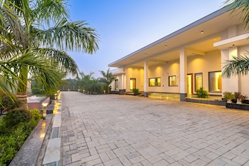 elivaas levante farms 5 bhk villa