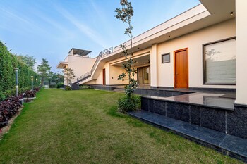 elivaas levante farms 5 bhk villa