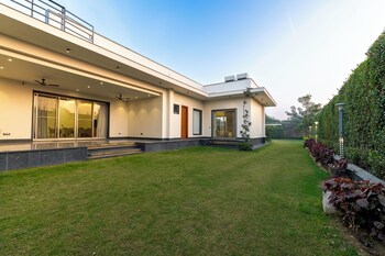 elivaas levante farms 5 bhk villa