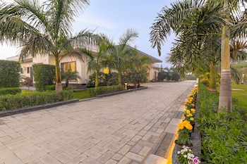 elivaas levante farms 5 bhk villa