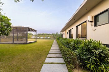 elivaas levante farms 5 bhk villa
