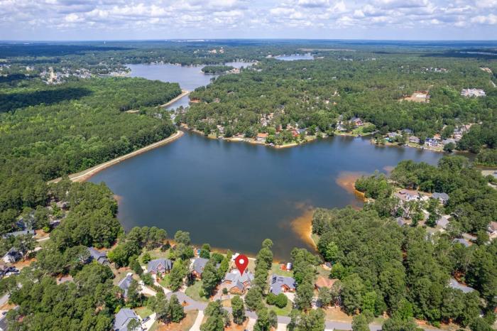 private pool wateredge lake house