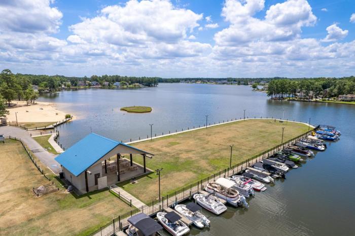 private pool wateredge lake house