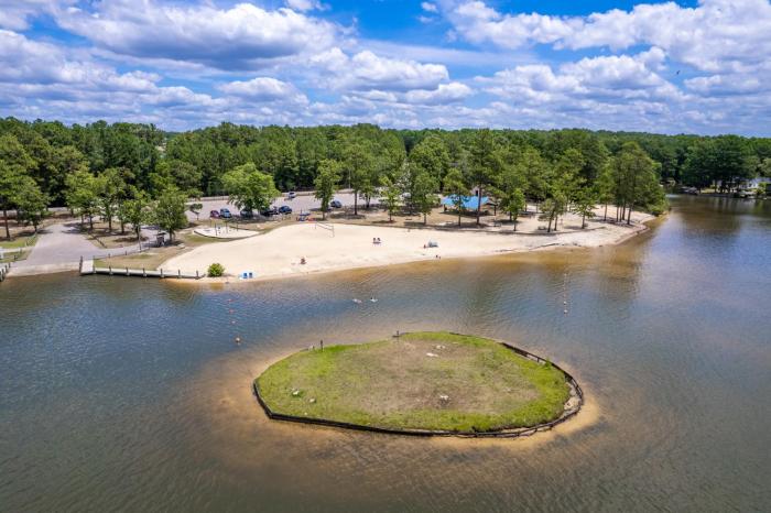 private pool wateredge lake house