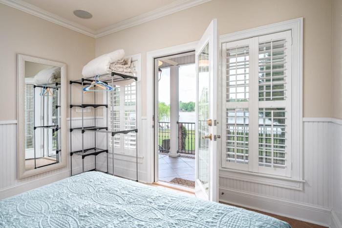 private pool wateredge lake house