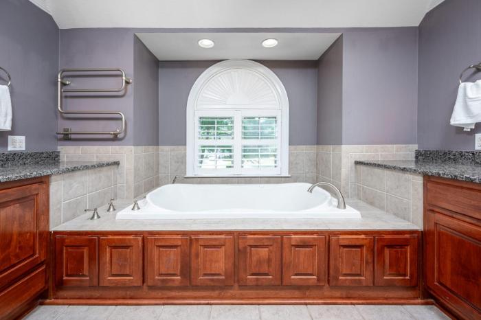 private pool wateredge lake house