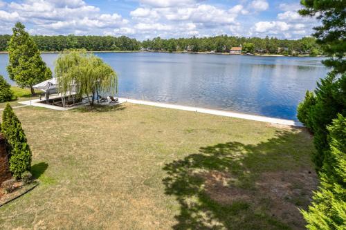 private pool wateredge lake house