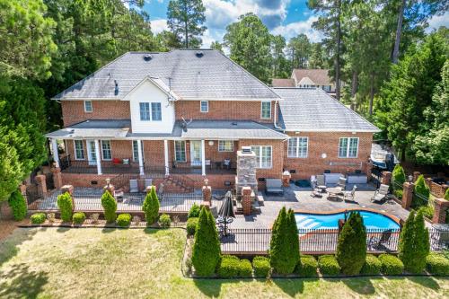 private pool wateredge lake house