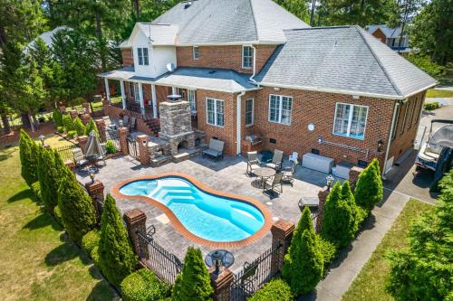 private pool wateredge lake house