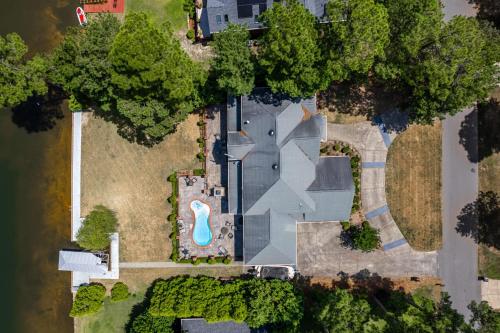 private pool wateredge lake house