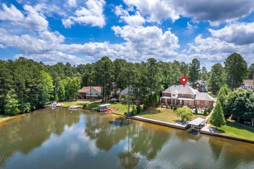 private pool wateredge lake house