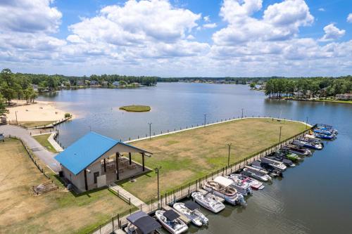 private pool wateredge lake house