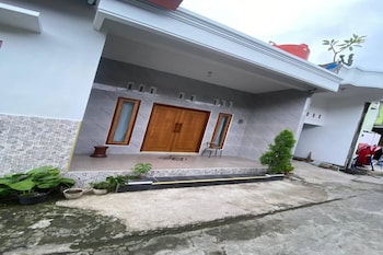 Oyo 95110 Eksklusif Gueshouse Syariah,,2 star