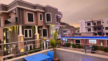 De Don's Villa,,3 star