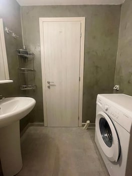 Aliki's Apartments,,4 star