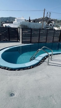 Aliki's Apartments,,4 star