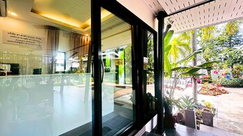 La Casa Bangtao Resort,,2 star