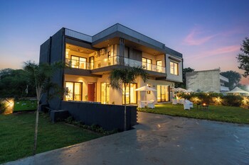 elivaas gardenia 4 bhk farmhouse