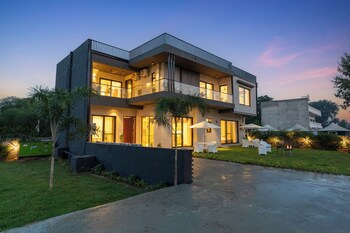 elivaas gardenia 4 bhk farmhouse