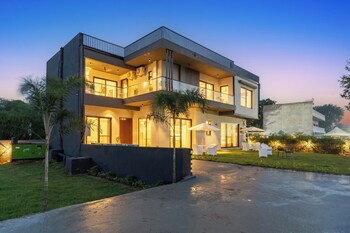 elivaas gardenia 4 bhk farmhouse