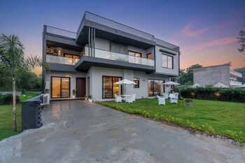 elivaas gardenia 4 bhk farmhouse