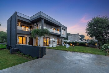 elivaas gardenia 4 bhk farmhouse
