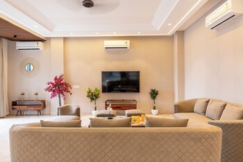 elivaas gardenia 4 bhk farmhouse