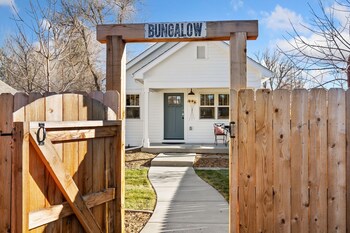 city park bungalow pet friendly w dog run