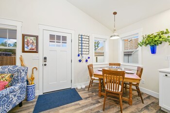 city park bungalow pet friendly w dog run