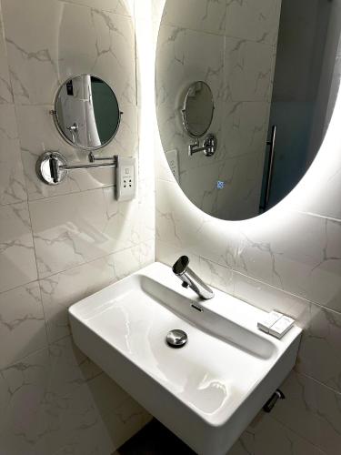 taja hotels ltd adeniyi jones ikeja