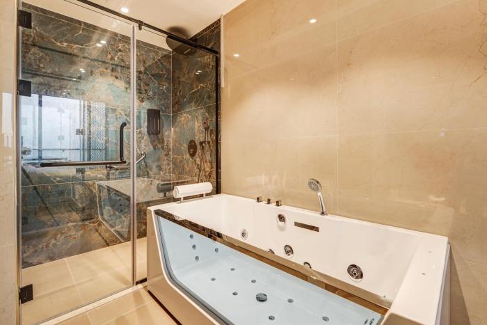 april hotel