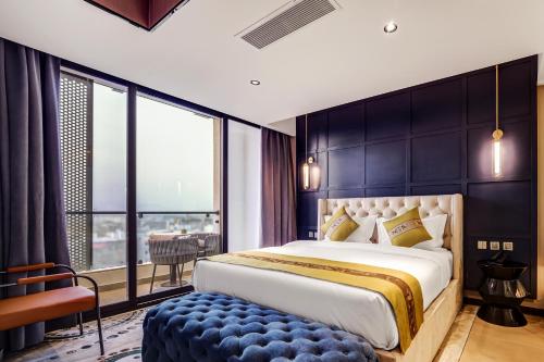 april hotel