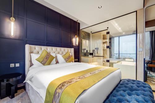 april hotel