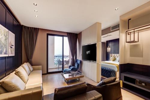 april hotel