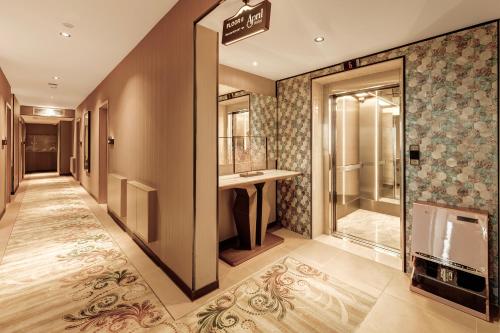 april hotel