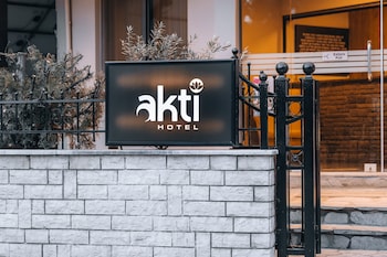 akti lake living