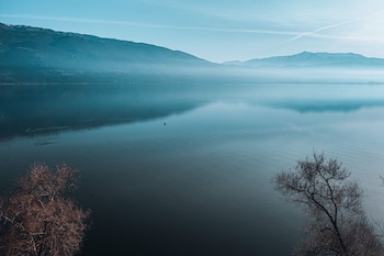 akti lake living