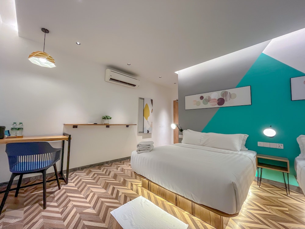 apple 1 hotel queensbay