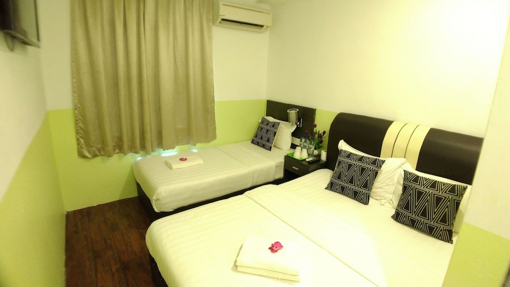 apple 1 hotel queensbay