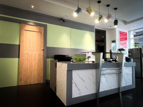 apple 1 hotel queensbay