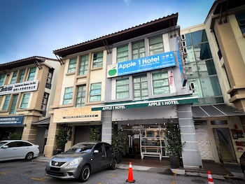 apple 1 hotel queensbay